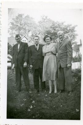 Saskett Kingsborough et trois de ses enfants à l’extérieur