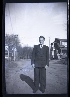 Lloyd Kingsborough à l’extérieur d’une maison