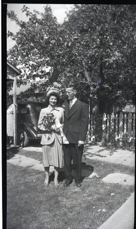 Helen Cook et Lloyd Kingsborough devant une voiture