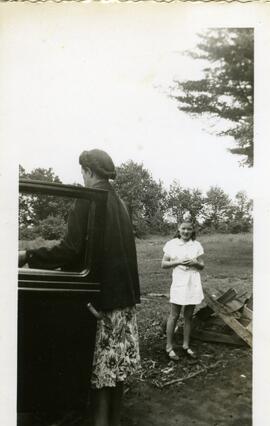 Laura Henderson à l'extérieur avec Jean McGlavery