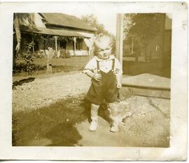 Robert Whitford lorsqu’il était enfant à l’extérieur