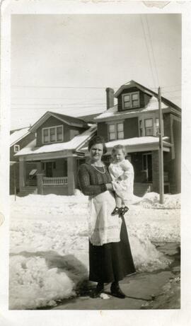 Theresa Livingston et Bert Kingsbury devant leur maison