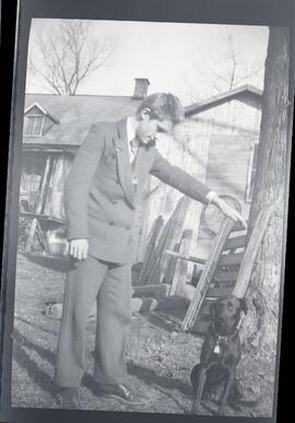 Malcolm Kingsborough avec un chien à l'extérieur