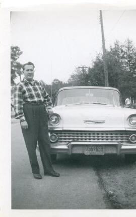 Lloyd Kingsborough à côté d’une voiture