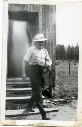 George Edgley à l’extérieur d’un bâtiment
