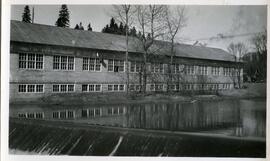 Photo de l'extérieur du moulin Ford près de l'eau