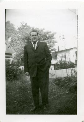 Lloyd Kingsborough devant une maison