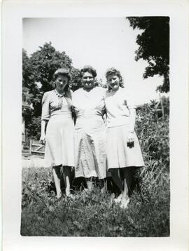 Alice et Iola Kingsborough avec une femme non identifiée à l’extérieur
