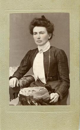 Photographie d’une femme assise