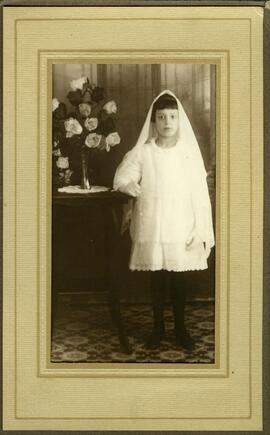 Photographie d’une jeune fille à sa première communion