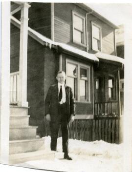 John Kingsbury à l'extérieur de sa maison