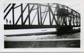 Pont au-dessus de l'eau