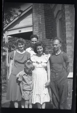 Iola Kingsborough avec un groupe de personnes devant un bâtiment