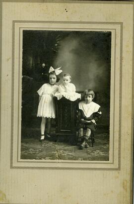 Photographie de Jeannette, Catherine et Normand, enfants de Angéline Dusablon et de Eugène Rivard