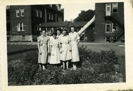 Alice Kingsborough avec un groupe de femmes en uniforme à l’extérieur
