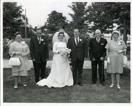 Lloyd kingsborough et sa nouvelle femme avec leurs proches
