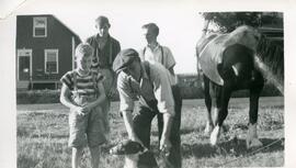 Membres de la famille Kingsborough à l’extérieur avec des animaux