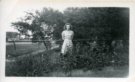 Alice Kingsborough derrière des plantes à l’extérieur