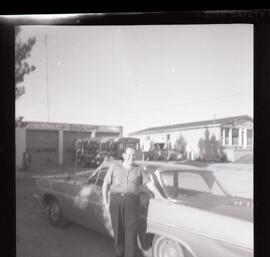 Lloyd Kingsborough à côté d’une voiture