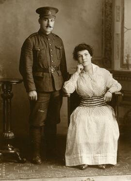 Portrait de Ruby Bonnallie Smith et Bill Smith en uniforme