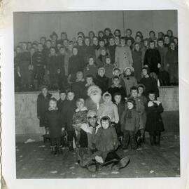 Groupe d'enfants avec un clown et un Père Noël
