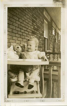 Shirley Piles assise dans une chaise haute