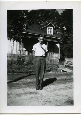Lloyd Kingsborough devant une maison