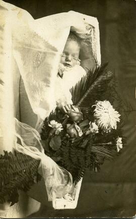 Enfant décédé de Robert et d’Ethel dans son cercueil