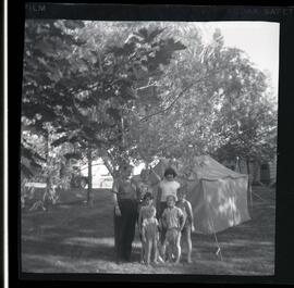 Lloyd Kingsborough avec un groupe d'enfants devant une tente