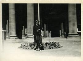 Alice Kingsborough devant un parterre de fleurs