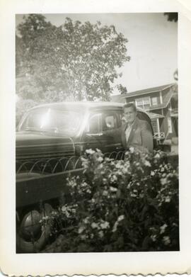 Lloyd Kingsborough à côté d'une voiture