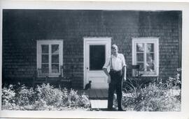 Clifford Kingsborough devant une maison