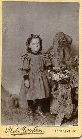 Portrait d’une petite fille debout dans un décor