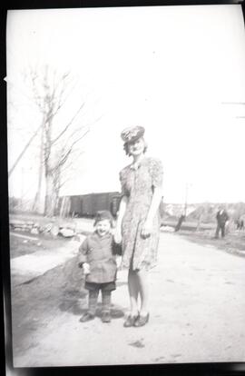 Iola Kingsborough avec un enfant à l’extérieur