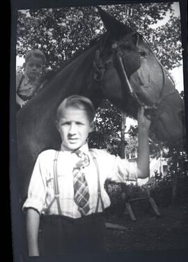 Lloyd Kingsborough avec Malcolm Kingsborough sur un cheval