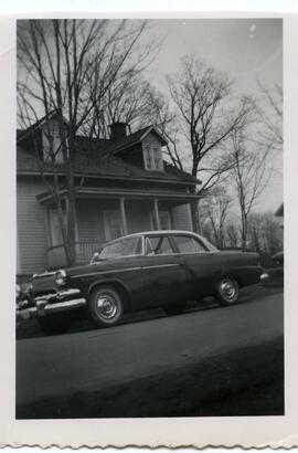 La voiture de Lloyd Kingsborough stationnée dans la rue