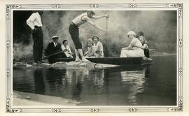 Membres de la famille Henderson avec un groupe d’individus dans une embarcation sur l’eau