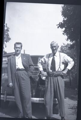 Saskett et Lloyd Kingsborough devant une voiture