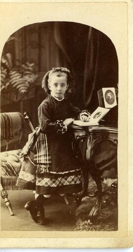 Portrait d’une petite fille non identifiée dans un décor