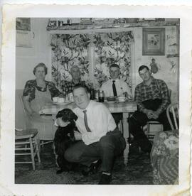 Membres de la famille Kingsborough avec un chien