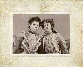Photographie de deux jeunes femmes (portrait de deux sœurs)