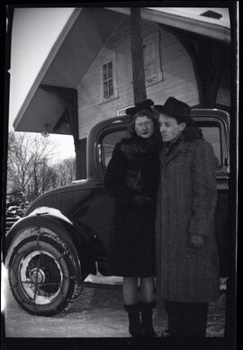 Iola Kingsborough avec un homme devant la station de Portneuf