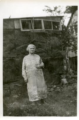 Eliza Henderson Gilpin à l’extérieur d’un bâtiment