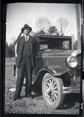 Dona Germain à côté d'une voiture