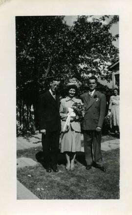 Lloyd et Helen Kingsborough avec Harold Ross à l’extérieur