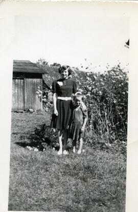 Vivian Delisle et Margaret Edgley à l’extérieur