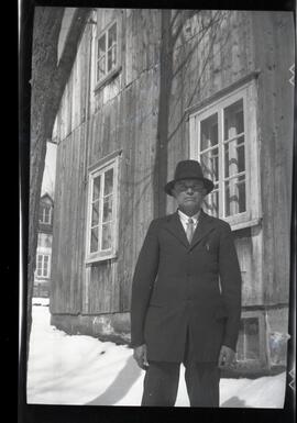 Dona Germain à l’extérieur d’un bâtiment