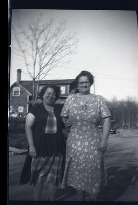 Ethel Gilpin Kingsborough et une femme non identifiée devant une maison