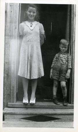 Margaret et Bernard Edgley dans le cadre d’une porte