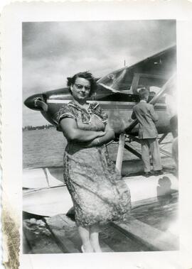 Une femme non identifiée à côté d’un hydravion